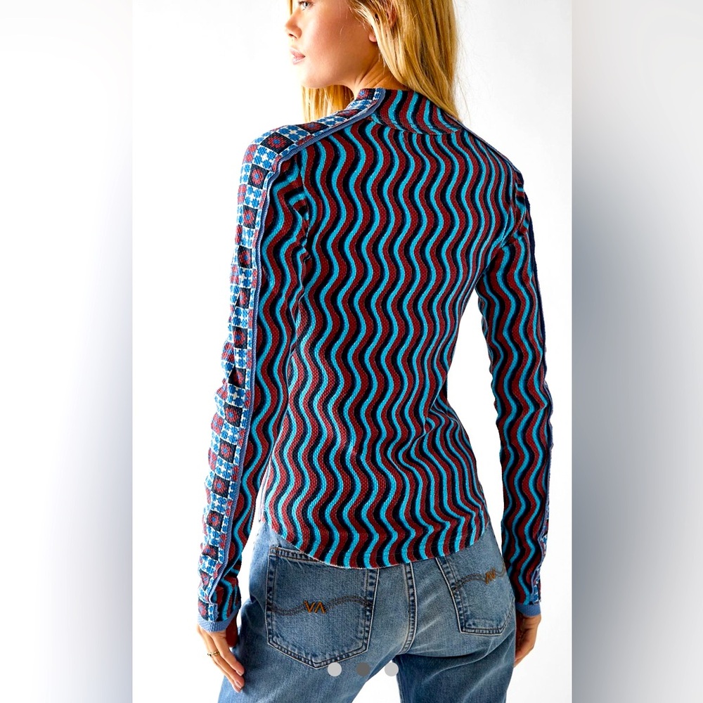 Free People Wavy Baby Long sleeve top. Excellent condition, worn once.🦋🦋 size M